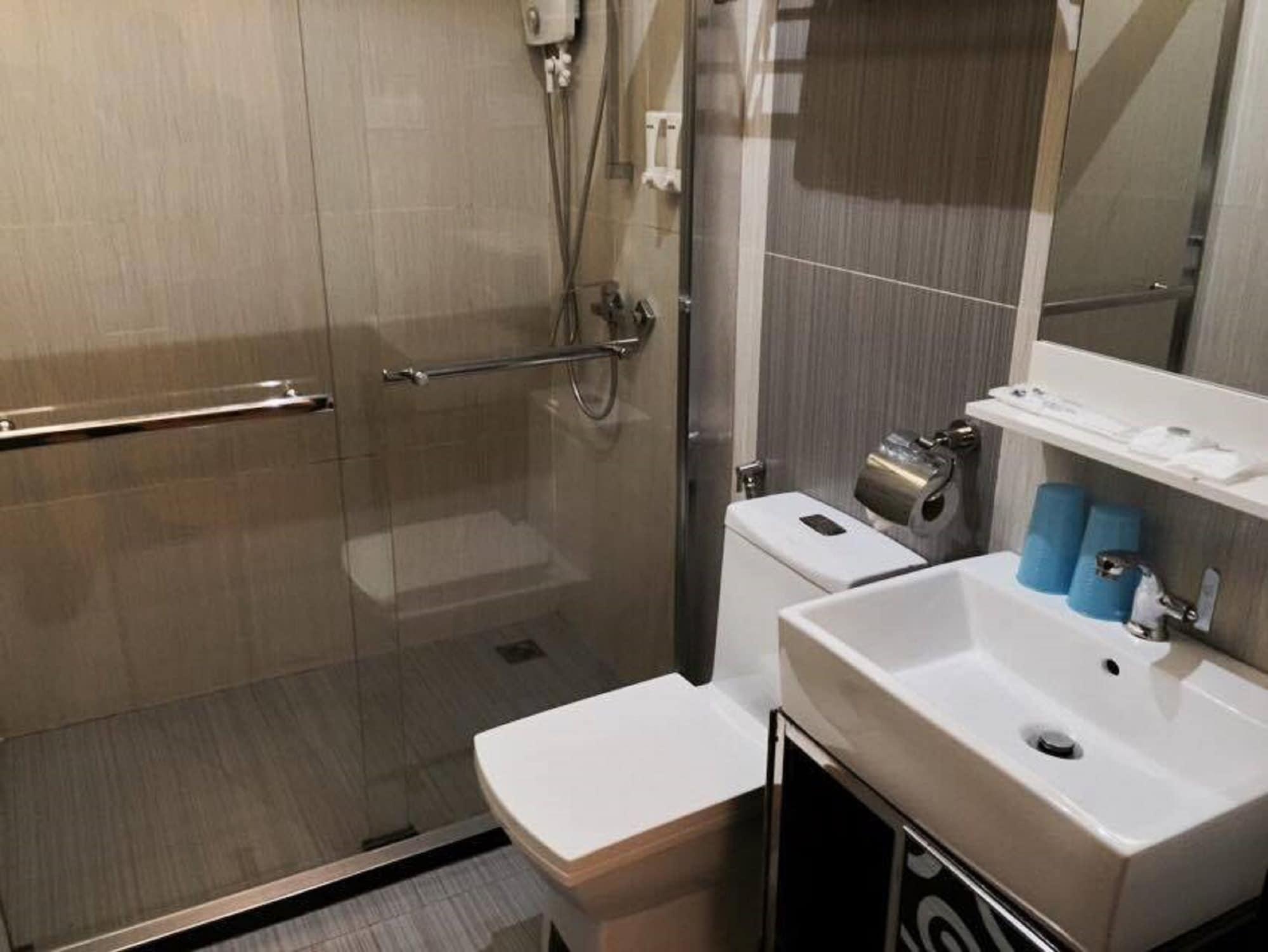 Kk Waterfront Hotel 3*
